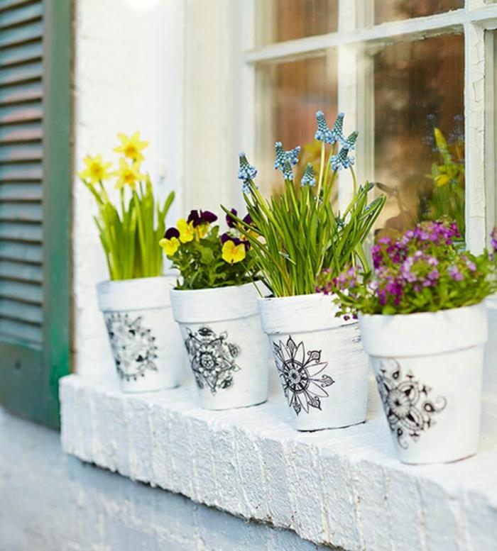 ιδέες διακόσμησης κήπου κεραμικές γλάστρες διακοσμούν ανοιξιάτικα λουλούδια