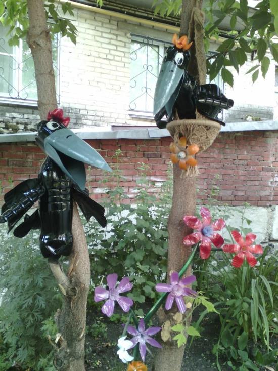 ιδέες διακόσμησης κήπου μπουκάλια κατοικίδιων κοράκια τσιγκούνης