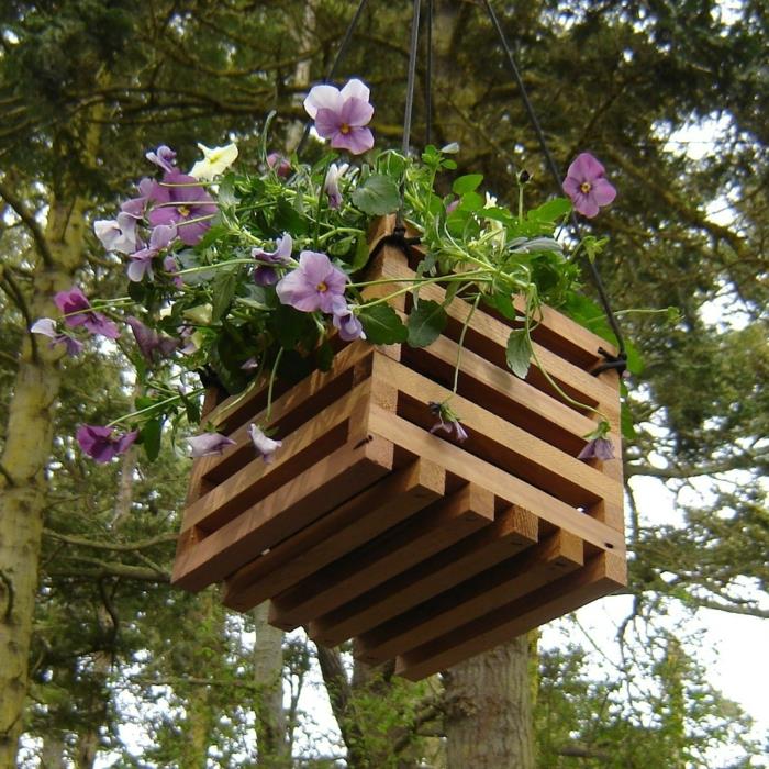 ιδέες για διακόσμηση κήπου φυτά δοχεία ανακυκλωμένο ξύλο