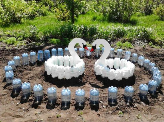 DIY ιδέες διακόσμησης κήπου κύκνοι κρεβατιών κήπων μπουκάλια κατοικίδιων ζώων