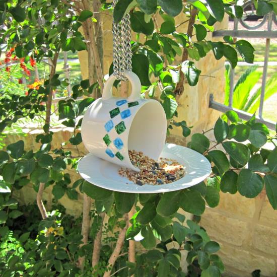 ιδέες διακόσμησης κήπου φτιάξτε μόνοι σας κούπα καφέ διανομέα τροφίμων πουλιών