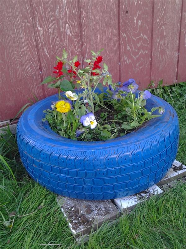 φτιάξτε τη δική σας διακόσμηση κήπου ελαστικά αυτοκινήτου μπλε λουλούδια