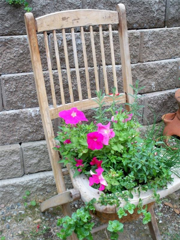 διακοσμήσεις κήπων με βερνίκι, παλιά καρέκλα, μεγάλο δοχείο φυτών