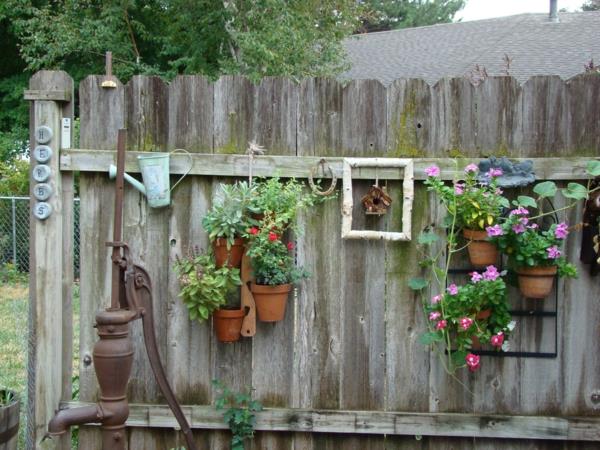 ιδέες διακόσμησης φράχτη κήπου με λουλούδια και παλιά αντικείμενα