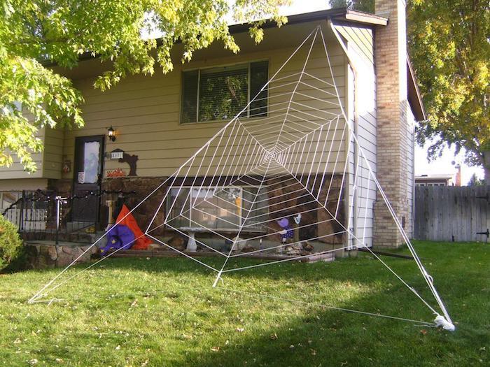 DIY διακόσμηση κήπου για αποκριές με ιστούς αράχνης