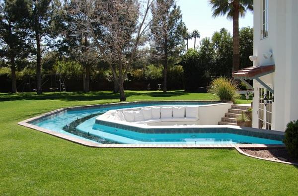 καθιστικοί χώροι πισίνας στην αυλή στον κήπο με γκαζόν