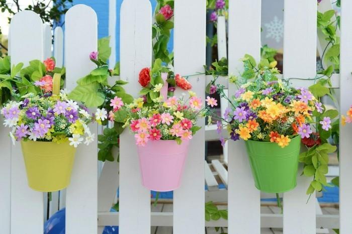 ιδέες σχεδιασμού κήπου χρωματιστές γλάστρες ομορφαίνουν το φράχτη του κήπου