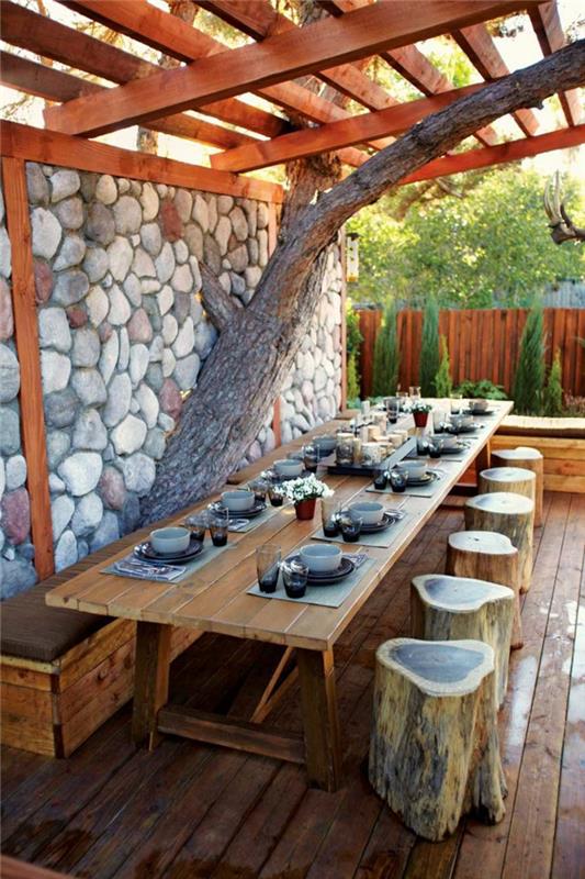ιδέες σχεδιασμού κήπου ξύλινο τραπέζι πέτρινο τοίχο ρουστίκ σκαμπό ξύλινο πάτωμα