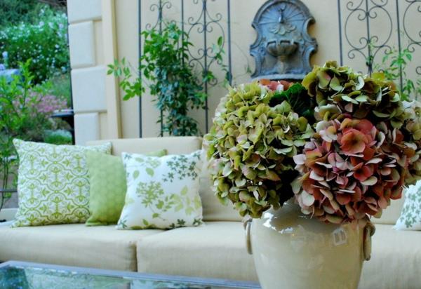 σχεδιασμός κήπου ιδέες σχεδιασμού βεράντας έπιπλα καναπές τραπεζάκι σαλονιού λουλούδια