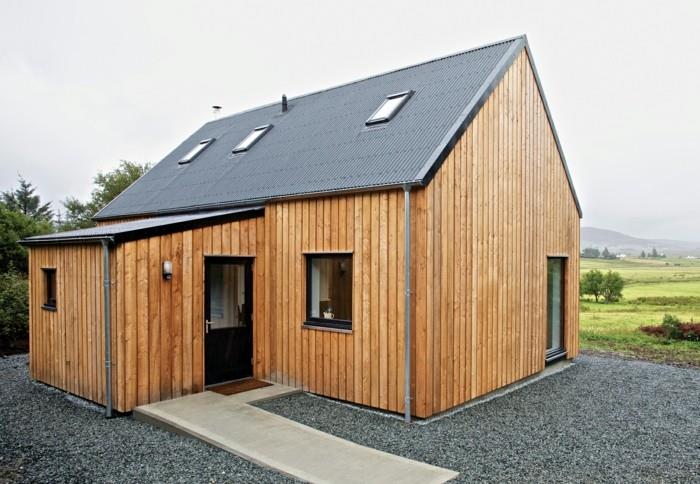 Ξύλινο σπίτι με ελαφριά ξύλινη πρόσοψη και αέτωμα στέγη