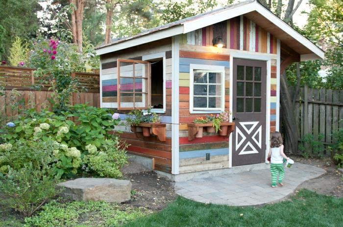 κήπος υπόστεγο ιδέες περίπτερο κήπο ξύλινο σπίτι χτίστε μόνοι σας πολύχρωμα ξύλινα πάνελ σε γλάστρες λουλούδια ορτανσίες