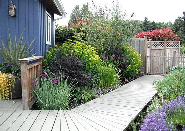 ιδέες υπόστεγου κήπου σε μπλε κοβάλτιο με στενό ξύλινο μονοπάτι