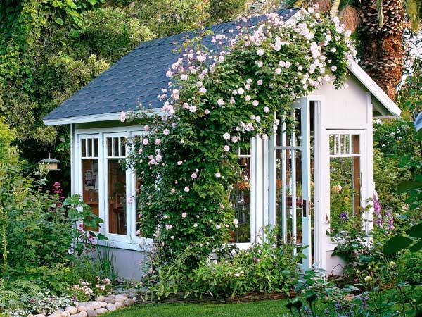 ιδέες για υπόστεγο κήπου σε λευκό και γκρι με τριαντάφυλλο