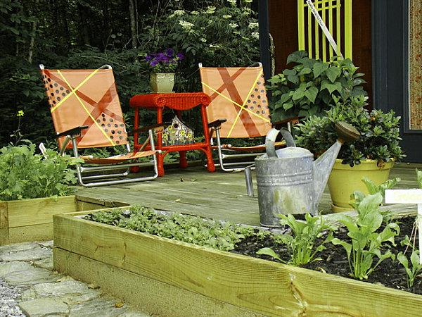 ιδέες υπόστεγου κήπου πτυσσόμενες καρέκλες και πορτοκαλί τραπέζι από μπαστούνι
