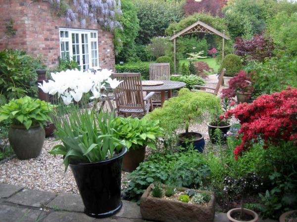 όμορφες ιδέες κήπου έγχρωμα βότσαλα φυτά έπιπλα εξωτερικού χώρου