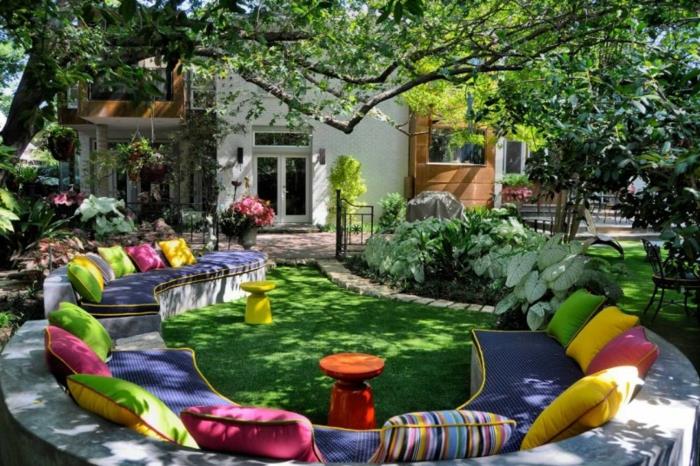 ιδέες κήπου χρωματιστά ριχτάρια μαξιλάρια γκαζόν επίπλων εξωτερικού χώρου