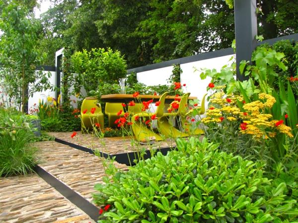 ιδέες κήπου σχεδιασμός κήπου πέτρινες πλάκες σκάλες πράσινα φυτά τραπέζι φαγητού πρόβολο πλαστικές καρέκλες