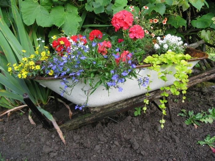 φθηνή διακόσμηση κήπου με κήπο με ανακύκλωση λουλουδιών