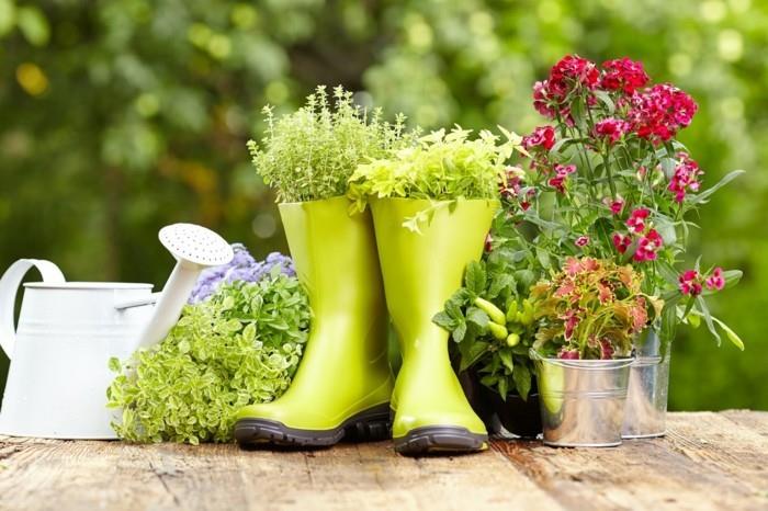 ιδέες κήπου λαστιχένιες μπότες βότανα κασσίτερος ποτήρι ποτιστήρι