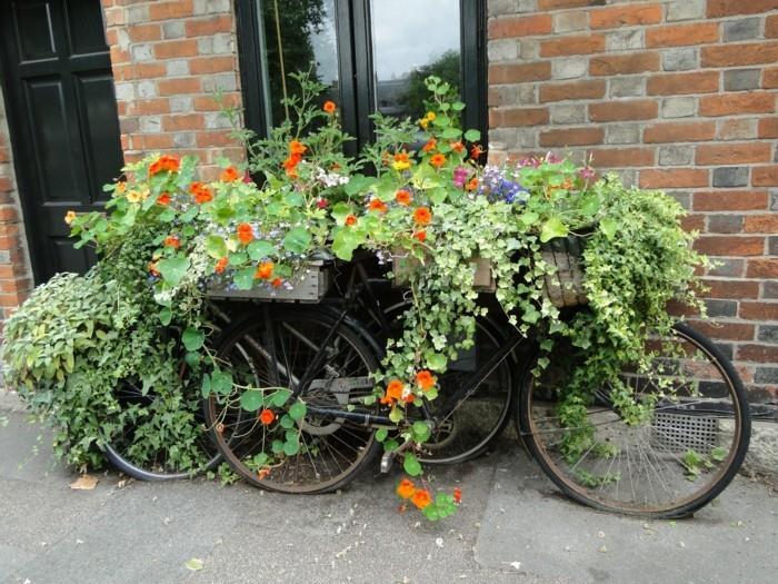 ιδέες κήπου δημιουργικές διακοσμήσεις κήπου με ποδήλατα