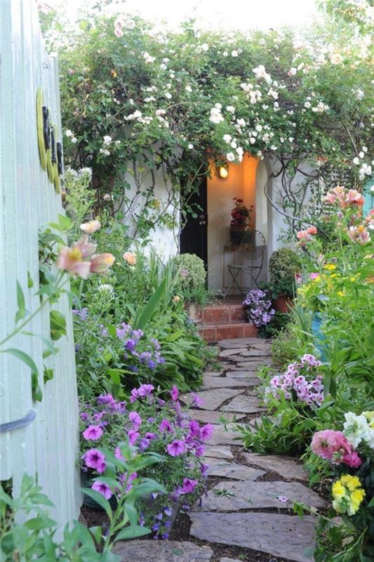 ιδέες κήπου με όμορφο πέτρινο μονοπάτι και πολύχρωμα λουλούδια