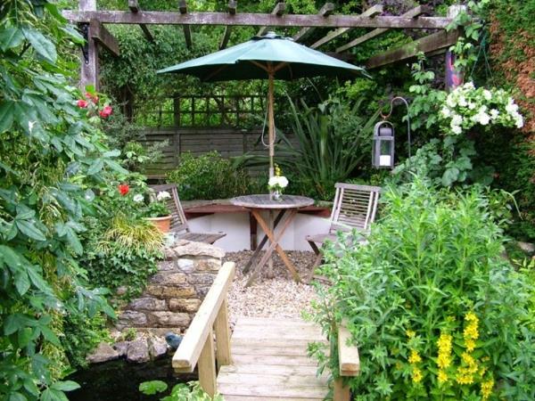 ιδέες κήπου πέργκολα στρογγυλά πτυσσόμενα τραπέζια καρέκλες ομπρέλες πέτρες χαλίκι σχεδιασμός καλοκαιρινός κήπος