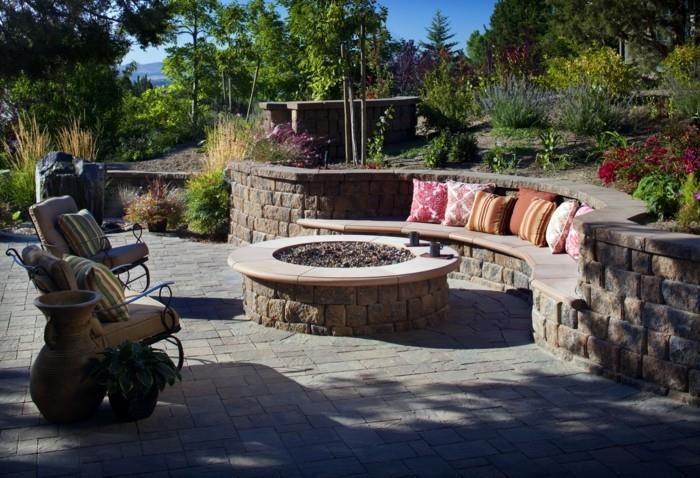 Τζάκι κήπου και κομψές πολυθρόνες με ριγέ μαξιλάρια