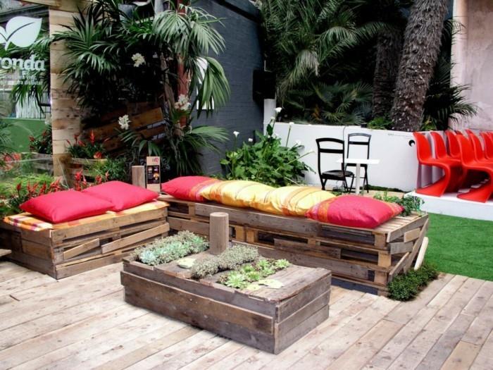 φτιάξτε μόνοι σας έπιπλα κήπου από παλέτες ευρώ κόκκινα κίτρινα μαξιλάρια