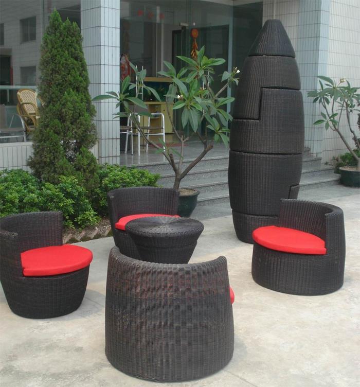 έπιπλα κήπου μπαστούνι κόκκινα μαξιλάρια καθισμάτων μαύρα έπιπλα