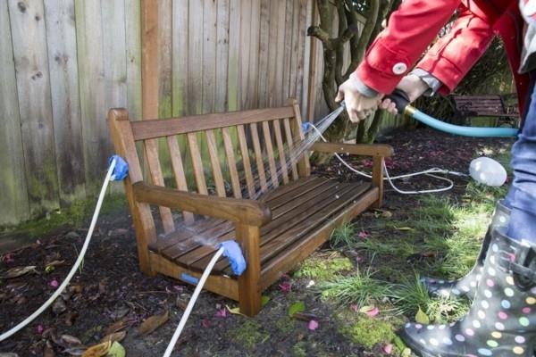Καθαρισμός επίπλων κήπου προετοιμασία ξύλινων επίπλων για το καλοκαίρι