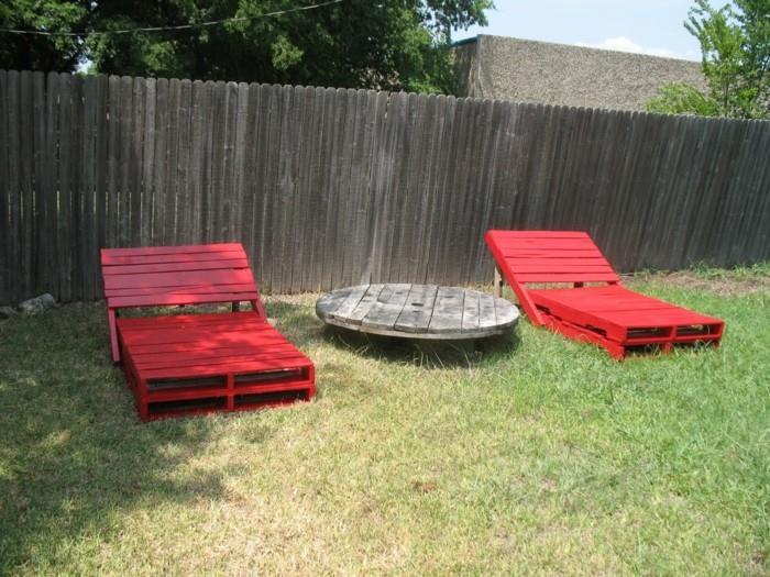 χτίστε έπιπλα κήπου μόνοι σας βάψτε κόκκινες καρέκλες ανάκλισης