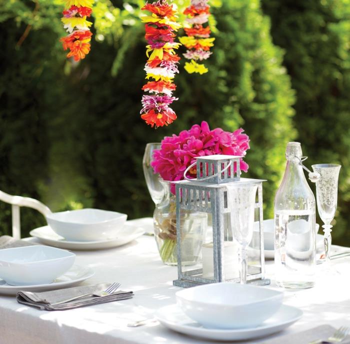 ιδέες διακόσμησης πάρτι κήπου διακοσμητικές αλυσίδες λουλουδιών διακοσμητικό τραπέζι