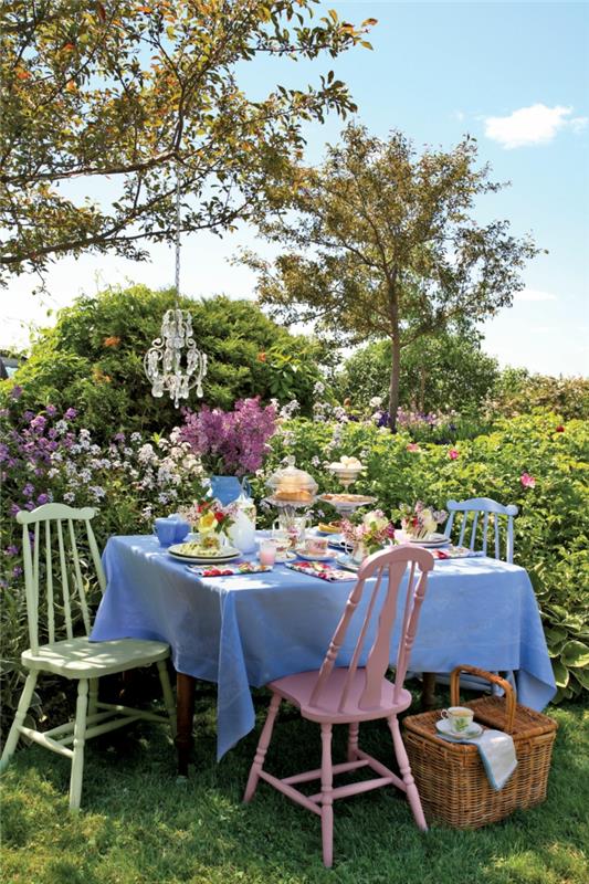 διακόσμηση πάρτι κήπου πολυέλαιος έγχρωμες καρέκλες ανοιχτό μπλε τραπεζομάντιλο