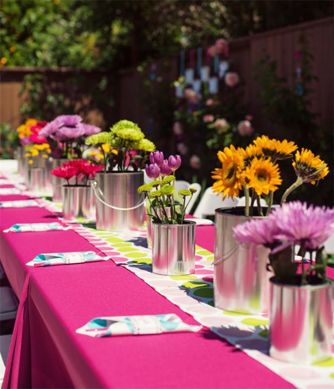 πάρτι κήπου διακόσμηση ιδέες διακόσμησης τραπεζιού ροζ τραπεζομάντηλα λουλούδια