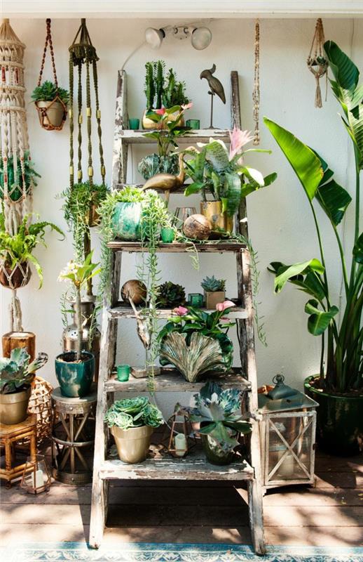 ιδέες διακόσμησης πάρτι κήπου boho στυλ στάση λουλουδιών παλιά ξύλινη σκάλα πράσινα φυτά