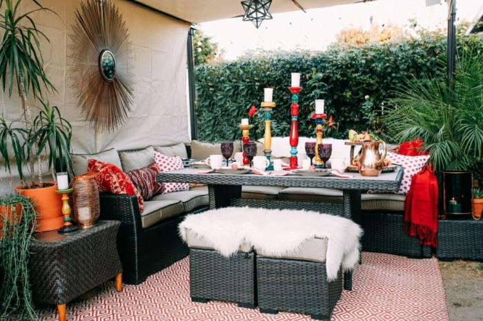 ιδέες διακόσμησης πάρτι κήπου boho chic style έπιπλα κήπου μπαστούνι από δέρμα προβάτου πολύχρωμα μαξιλάρια κηροπήγιο κεριών