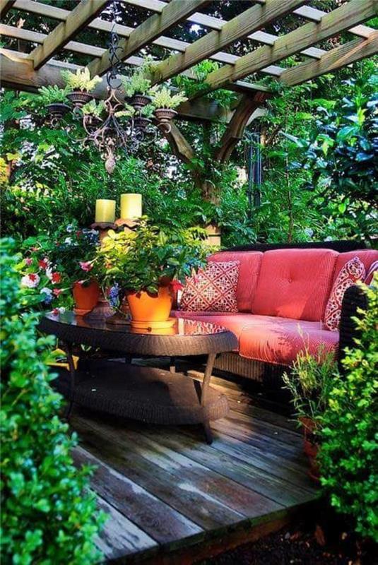 ιδέες διακόσμησης πάρτι κήπου boho chic στυλ πέργκολα στρογγυλή μπαστούνια τραπέζι κήπου καναπέδες με γλάστρες