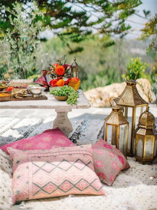 ιδέες διακόσμησης πάρτι κήπου boho chic στυλ μαξιλάρι καθίσματος ξύλινα τραπέζια φανάρια λουλούδια