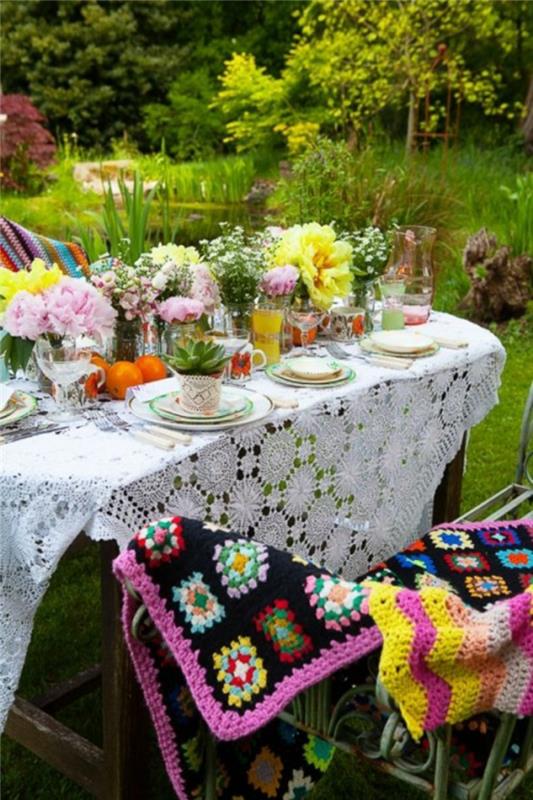 ιδέες διακόσμησης πάρτι κήπου boho chic στυλ διακοσμήσεις τραπεζιού τραπεζομάντηλα πλεκτά κλινοσκεπάσματα δαντέλα