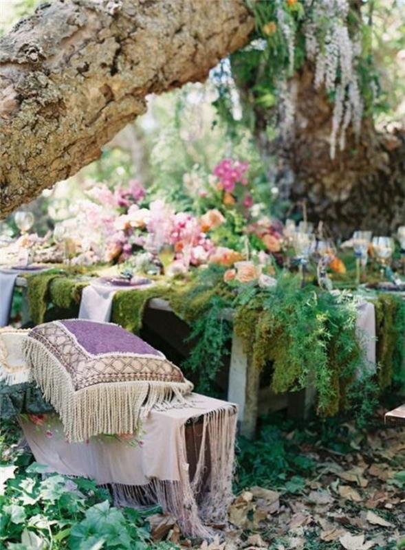 ιδέες διακόσμησης πάρτι κήπου boho chic στυλ διακοσμήσεις τραπεζιού μαξιλάρια κρόσσια λουλούδια βρύα