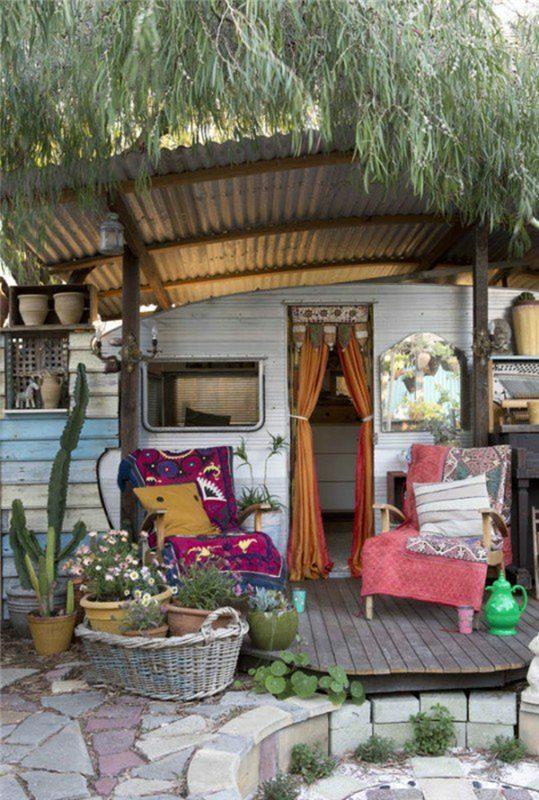 ιδέες διακόσμησης πάρτι κήπου boho κομψό στυλ τροχόσπιτο πολύχρωμες κουβέρτες μαξιλάρια υφασμένα καλάθια λουλούδια