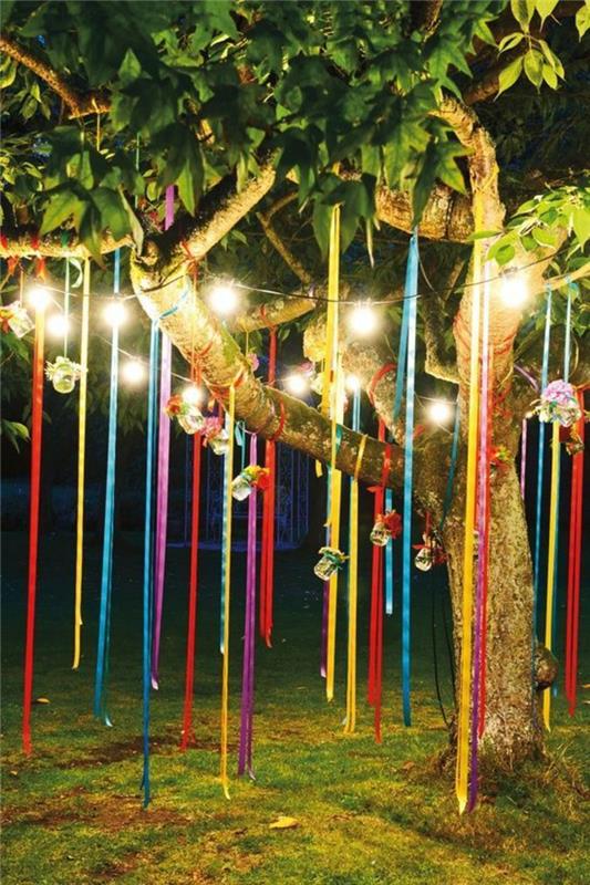 ιδέες διακόσμησης πάρτι κήπου boho στυλ διακόσμησης δέντρων νεράιδα φωτάκια πολύχρωμες υφασμάτινες κορδέλες