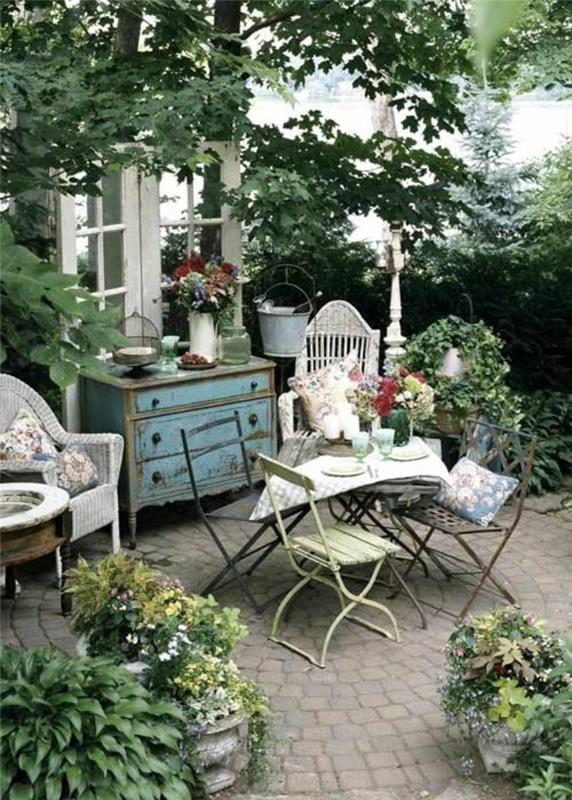 ιδέες πάρτι κήπου ντεκό boho στυλ διακόσμηση παλιά έπιπλα κήπου vintage πολυθρόνα rattan πολυθρόνα