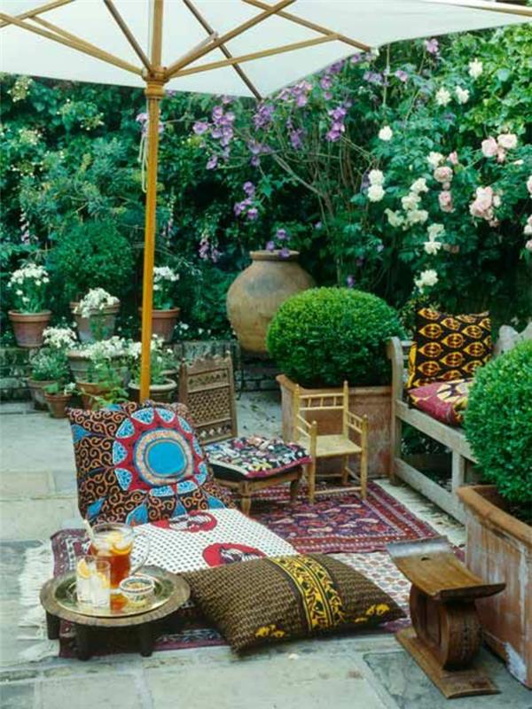 ιδέες διακόσμησης πάρτι κήπου πολύχρωμα μαξιλάρια μαξιλάρια καθισμάτων χαλί δρομέας ομπρέλα