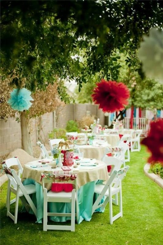 πάρτι κήπου με χρωματιστά διακοσμητικά κήπου για το γάμο