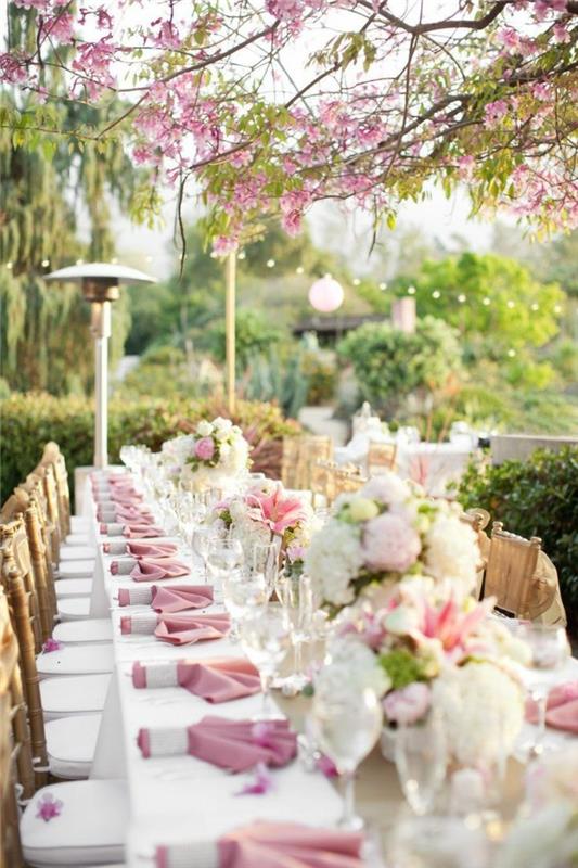 πάρτι κήπου κήπος γάμος με γιορτινή διακόσμηση τραπεζιού σε ροζ χρώμα