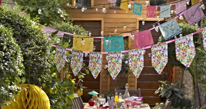 πάρτι κήπου καλοκαιρινές ιδέες διακόσμησης πολύχρωμα υφάσματα γιρλάντες μπάρμπεκιου