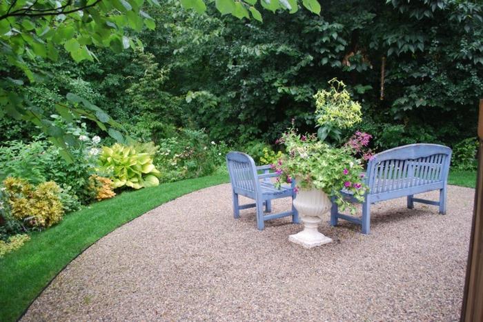 πολυθρόνα κήπου καναπές κήπου έπιπλα κήπου μπλε βότσαλα σχεδιασμός κήπου