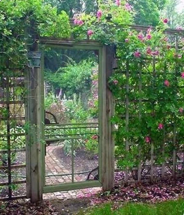 οι πόρτες του κήπου δημιουργούν έναν ρομαντικό κήπο