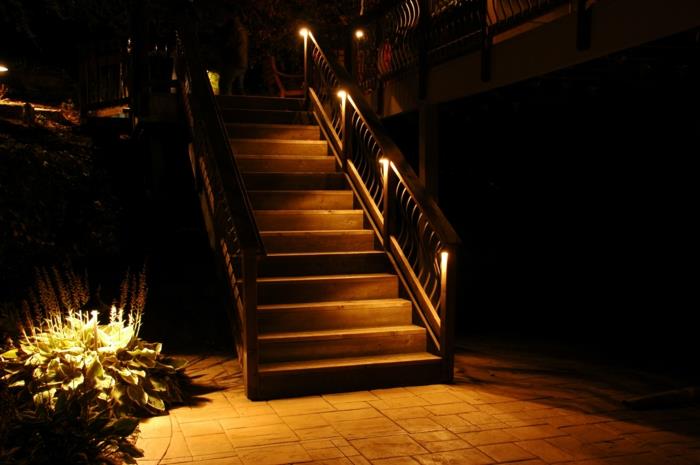 Φωτίστε τον κήπο με τις σκάλες του κήπου τη νύχτα